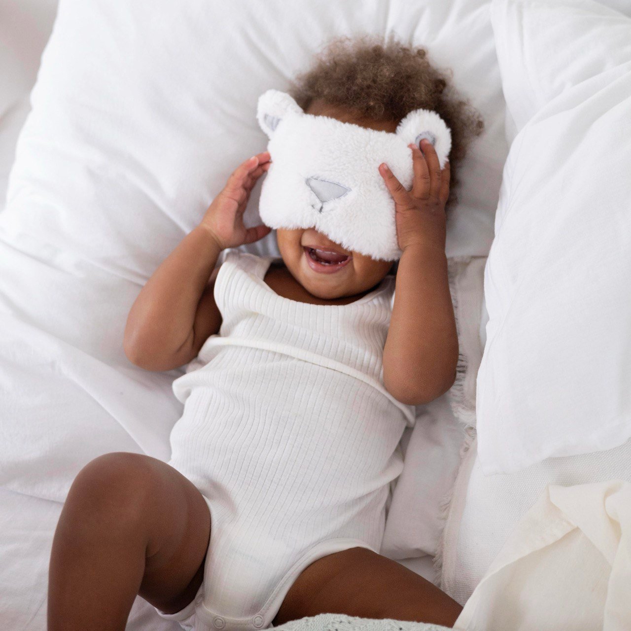 Veilig slapen baby: schattige baby met slaapmasker rustig slapend