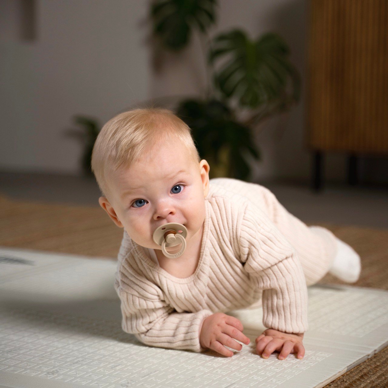 Baby tijdens ontwikkeling in de eerste maanden – liggend op buik