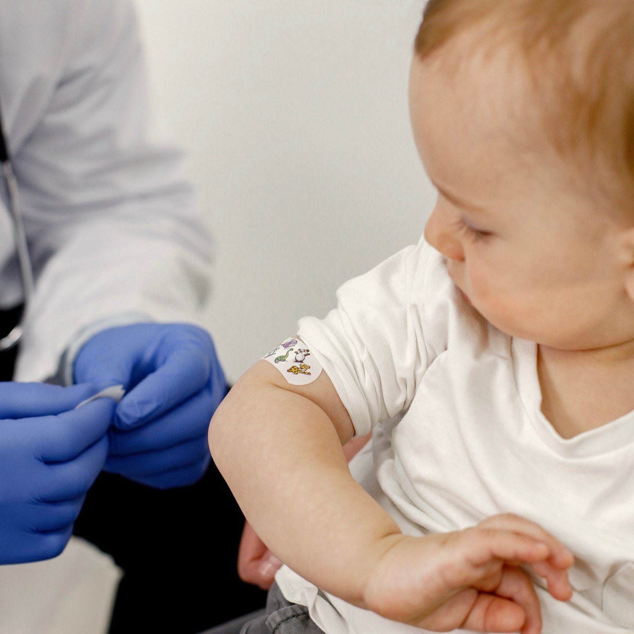 Baby vaccinaties: Een baby krijgt een prik voor bescherming tegen ziekten.