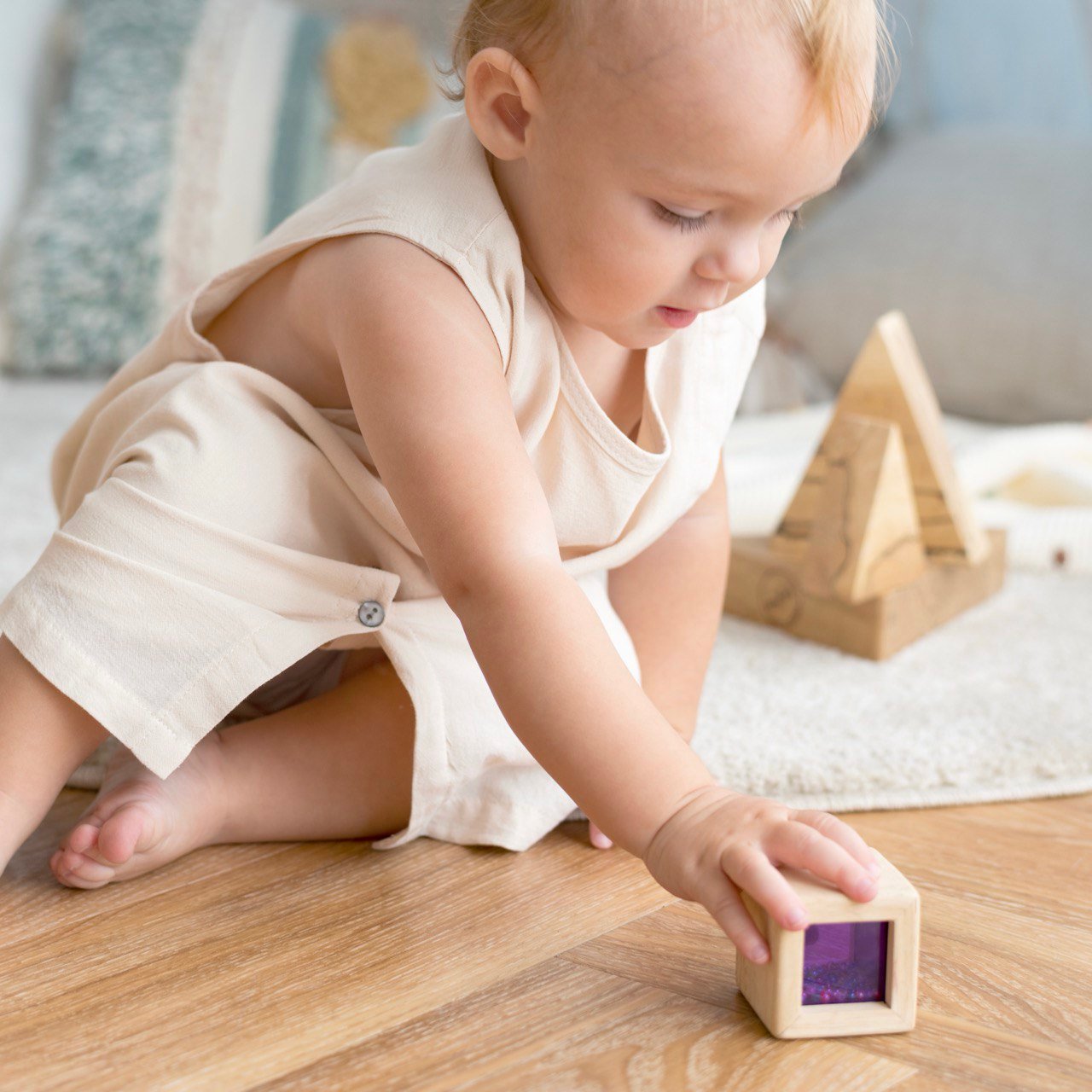 Baby van één jaar speelt met speelgoed – ontwikkelingsmijlpalen baby in actie