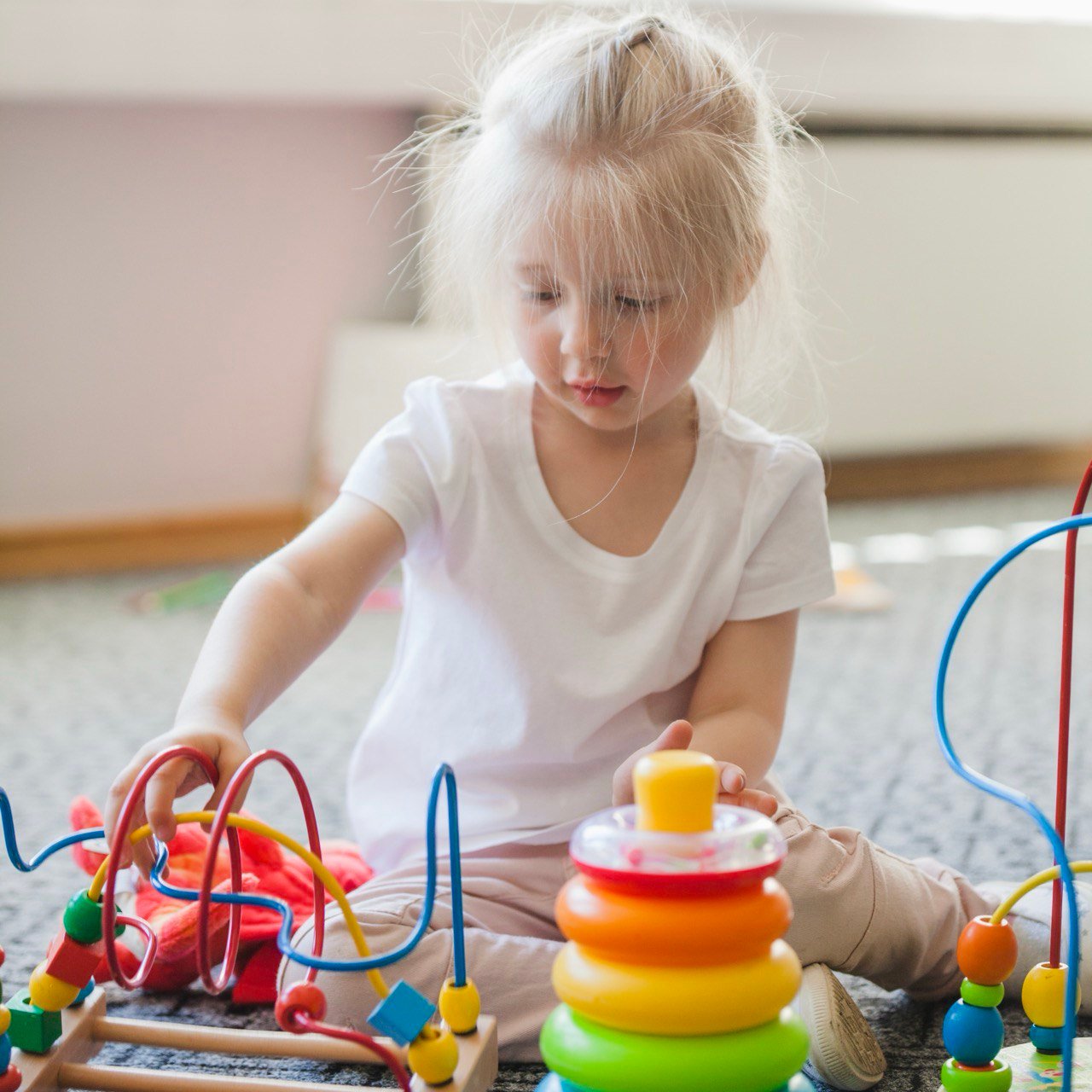 Kind speelt met geschikt speelgoed voor zijn ontwikkeling