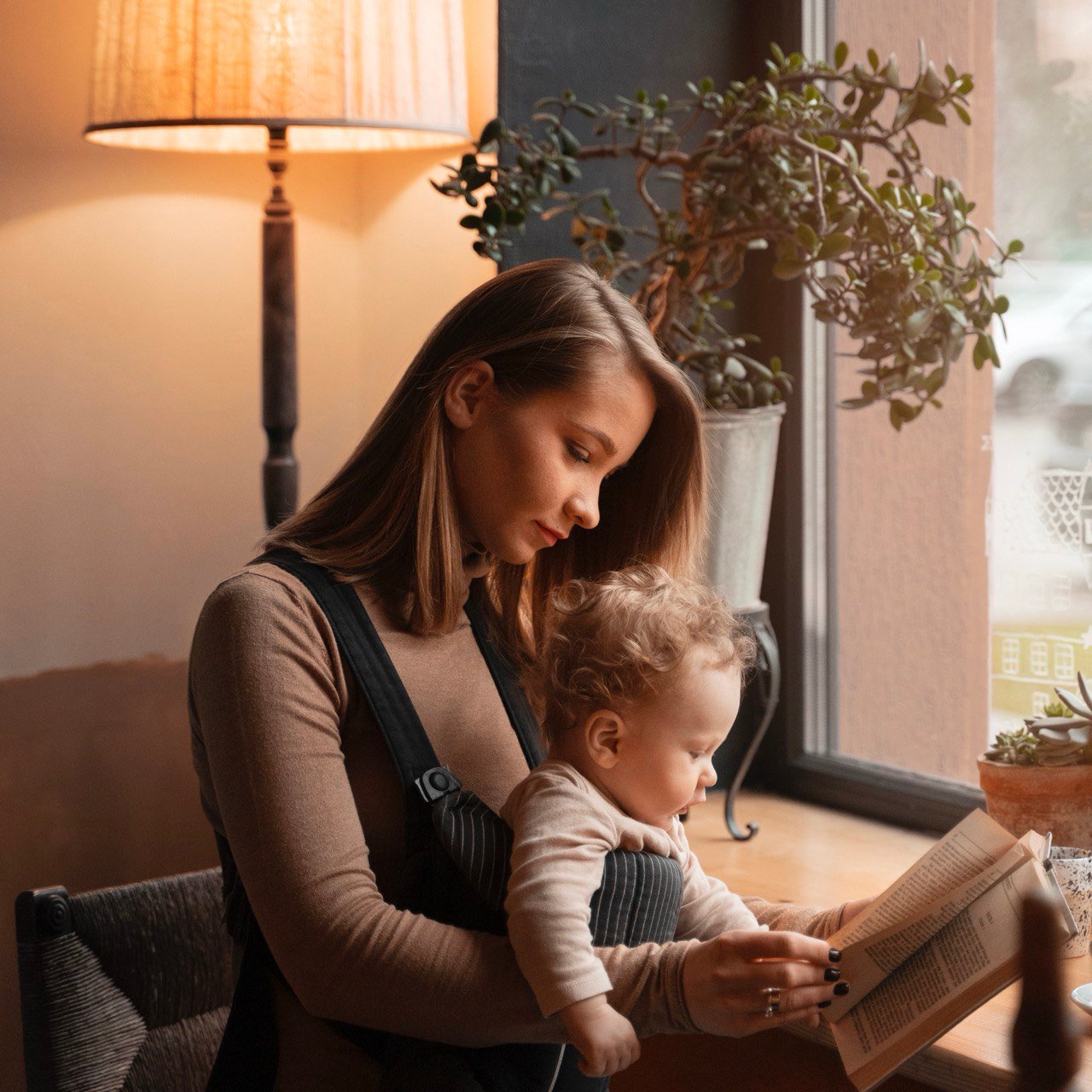 Moeder en kind samen in interactie tijdens opvoeding kinderen