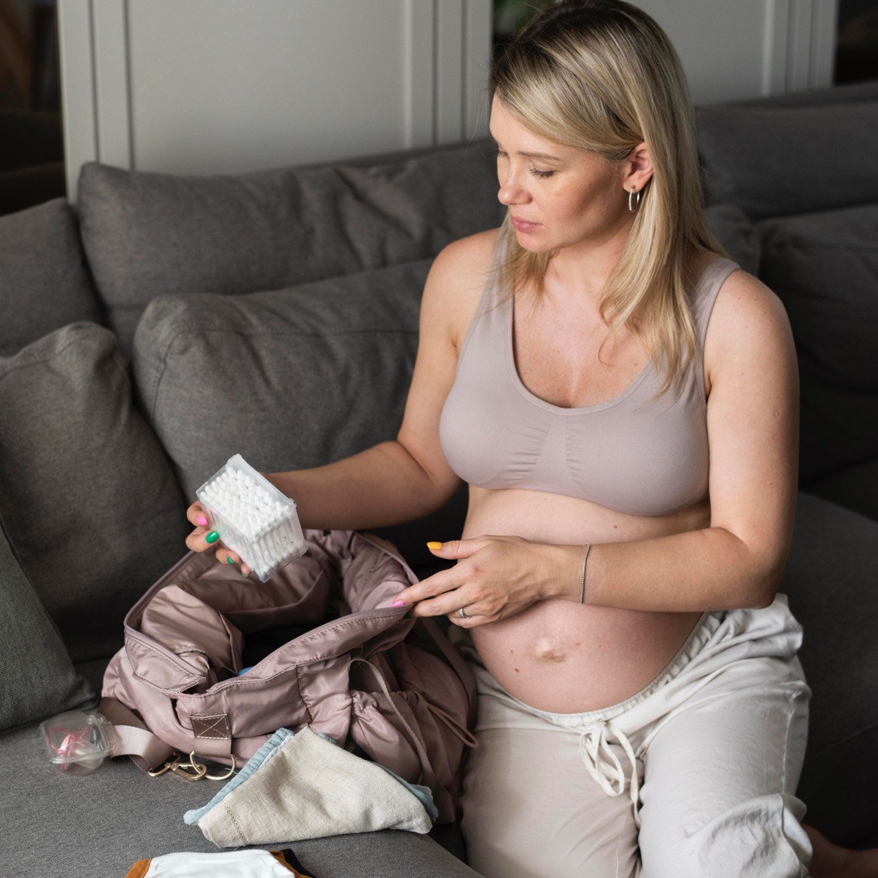 Zwangere vrouw pakt ziekenhuistas voor bevalling