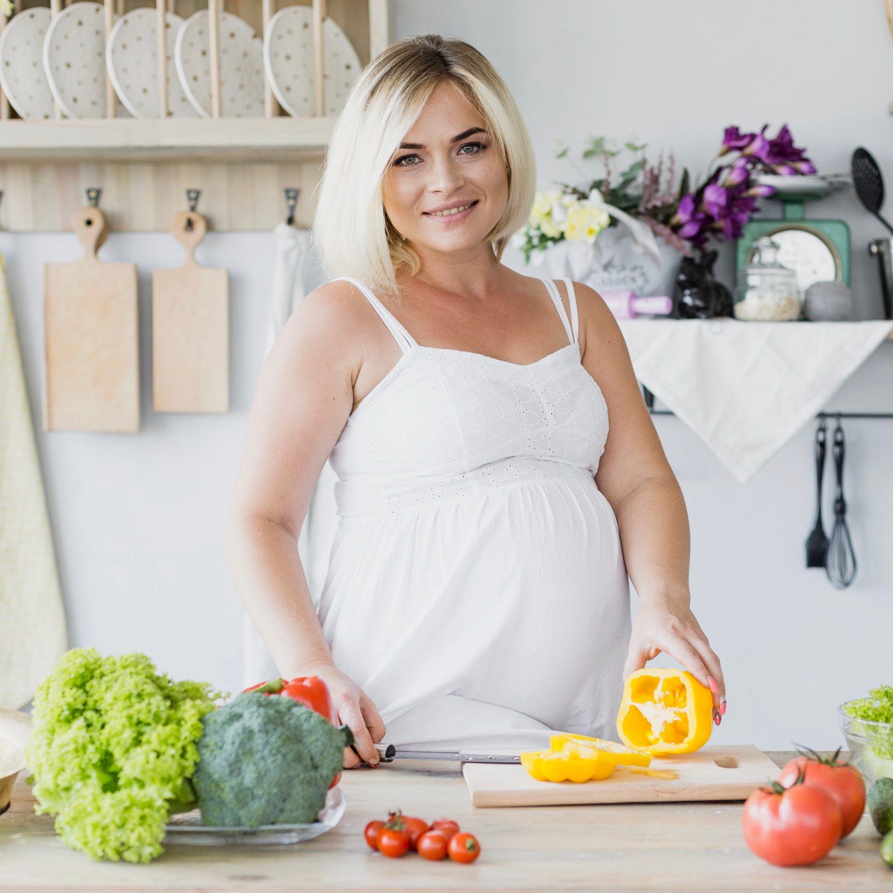 Een zwangere vrouw geniet van gezonde voeding en een gezonde levensstijl tijdens de zwangerschap